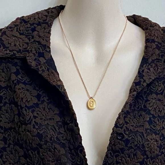 Vintage, Gucci Gold Tone Charm with 18in Gold Plated Chain Necklace - Picture 3 of 7